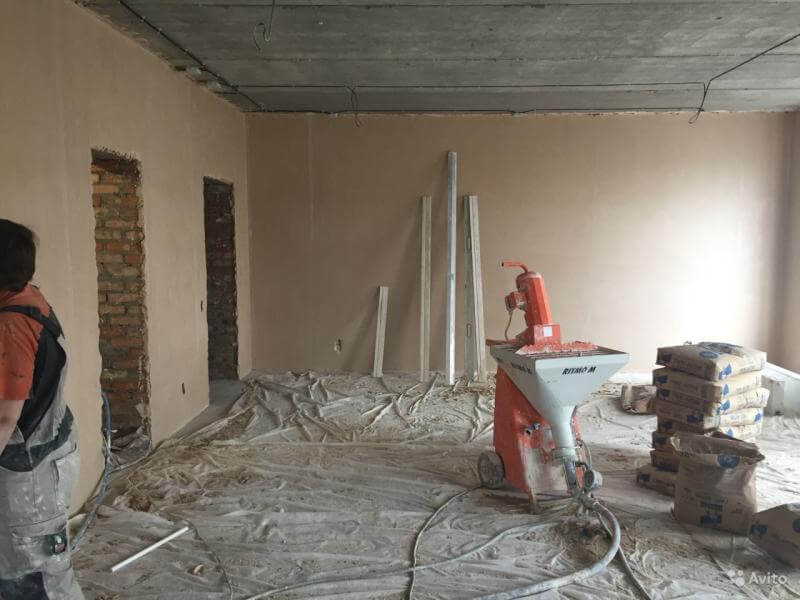Ручная или машинная штукатурка: плюсы и минусы